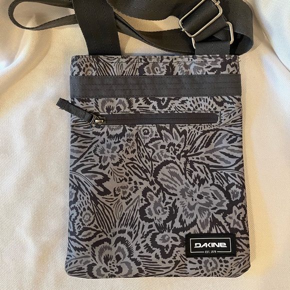 Dakine Jive Crossbody‎ bag, like new! - Picture 1 of 8